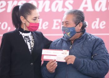 Sheinbaum entrega tarjetas de pensión del bienestar a adultos mayores