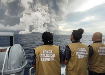 Tonga va saliendo del aislamiento y recibe la primera ayuda humanitaria