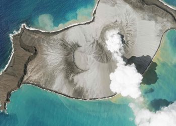 Tonga despeja pista de aterrizaje para recibir ayuda tras erupción
