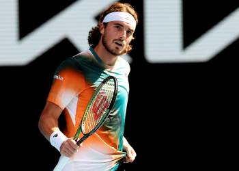 Tsitsipas renace para someter a Sinner y acceder a semifinales