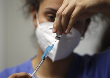 OMS ve prematuro considerar una vacuna específica contra variante ómicron