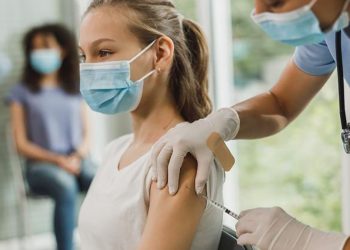 Comité asesor en EU recomienda aplicación de dosis de refuerzo para adolescentes