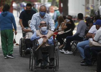 Adultos mayores acuden a Campo Marte para tercera dosis
