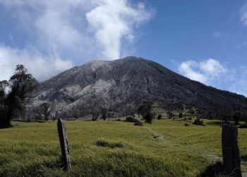 Refuerzan vigilancia del volcán Turrialba en Costa Rica