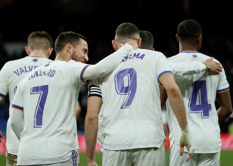 MADRID, 19/02/2022.- El delantero francés del Real Madrid, Karim Benzema (c), celebra con el belga Eden Hazard (i) tras marcar el tercer gol del equipo madridista durante el encuentro correspondiente a la jornada 25 de primera división que disputan hoy sábado frente al Alavés en el estadio Santiago Bernabéu, en Madrid. EFE / Emilio Naranjo