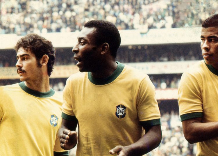 Foto del partido   Brasil vs Italia en la foto: Roberto Rivelino, Edson Arantes do Nascimento (Pele) y Jair Ventura Filho/1970/ MEXSPORT.