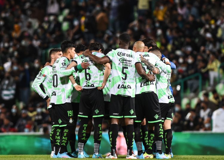 Santos Players during the game Santos vs America corresponding to day 05 of the Torneo Clausura Grita Mexico C22 of Liga BBVA MX, at TSM Corona Stadium, on February 12, 2022.



Jugadores de Santos durante el partido Santos vs America, correspondiente a la Jornada 05 del Torneo Clausura Grita Mexico C22 de la Liga BBVA MX, en el Estadio TSM Corona, el 12 de Febrero de 2022.