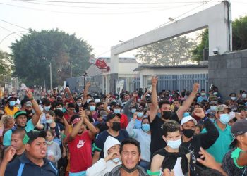 Migrantes inician huelga de hambre para presionar visas