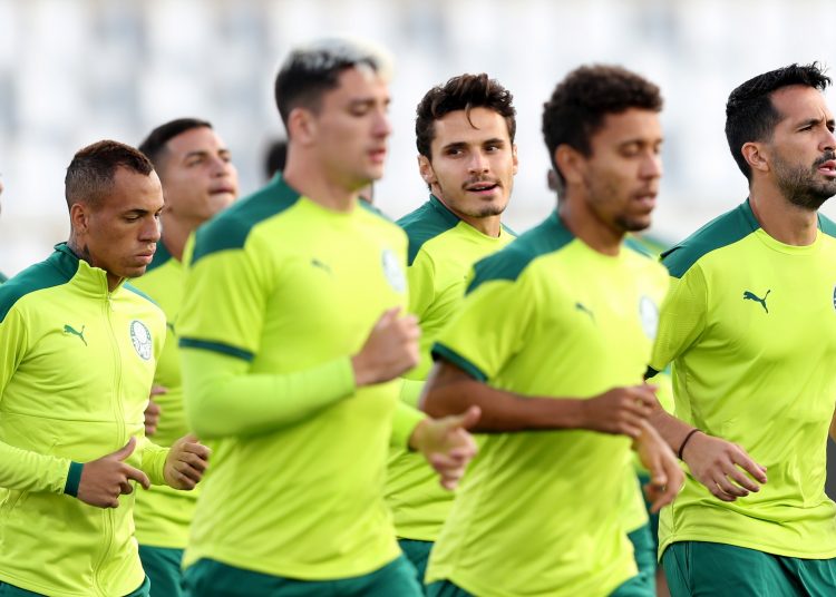 Abu Dhabi (United Arab Emirates), 07/02/2022.- Players of SE Palmeiras practice during a training session one day ahead their FIFA Club World Cup 2021 semifinal soccer match against Al Ahly SC in Abu Dhabi, United Arab Emirates, 07 February 2022. (Mundial de Fútbol, Emiratos Árabes Unidos) EFE/EPA/ALI HAIDER