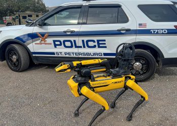 Policía de Florida presenta a su nuevo refuerzo, un perro robot