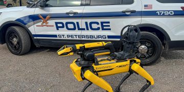 Policía de Florida presenta a su nuevo refuerzo, un perro robot