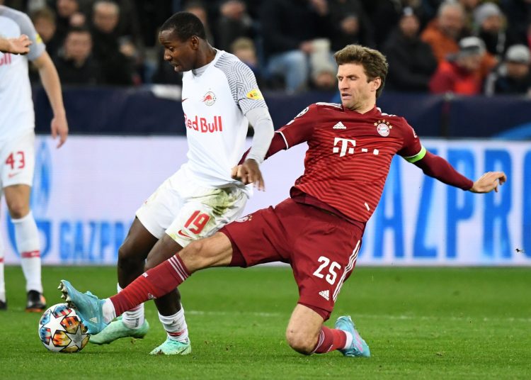 Salzburg (Austria), 16/02/2022.- Salzburg'Äôs Mohamed Camara (L) in action against Munich's Thomas Mueller (R) during the UEFA Champions League round of sixteen, first leg soccer match between RB Salzburg and FC Bayern Munich in Salzburg, Austria, 16 February 2022. (Liga de Campeones, Salzburgo) EFE/EPA/PHILIPP GUELLAND