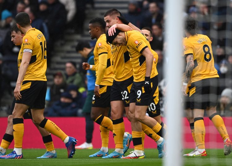 London (United Kingdom), 13/02/2022.- Wolves's Leander Dendoncker (C-L) celebrates with Raul Jimenez (C-R) after scoring goal during the English Premier League match between Tottenham Hotspur and Wolverhampton Wonderers at the Tottenham Hotspur Stadium, London, Britain, 13 February 2022. (Reino Unido, Londres) EFE/EPA/ANDY RAIN EDITORIAL USE ONLY. No use with unauthorized audio, video, data, fixture lists, club/league logos or 'live' services. Online in-match use limited to 120 images, no video emulation. No use in betting, games or single club/league/player publications.