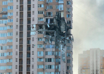 Un proyectil ruso alcanza un edificio de viviendas en Kiev