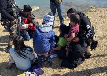 Autoridades mexicanas rescatan a seis menores migrantes en el río Bravo