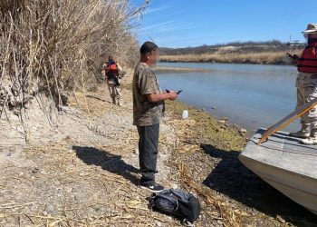 Autoridades hallan un cuerpo y rescatan a dos migrantes en el Río Bravo