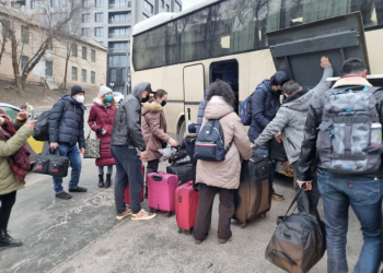 SRE traslada a familias mexicanas de Kiev al sur del país por crisis con Rusia