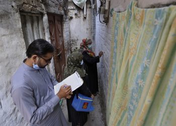 Pakistán lanza una campaña de vacunación puerta a puerta contra la COVID-19