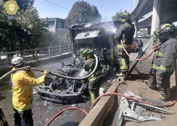 Efectivos de la SSS coadyuvaron en las acciones para sofocar el fuego en una camioneta, en la alcaldía MH