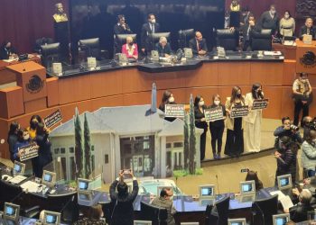 Toman senadores del PAN tribuna para exigir debate sobre “la casa gris”