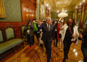 Da López Obrador visita guiada a reporteros en Palacio Nacional