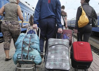 ACNUR: Al menos 100,000 personas en Ucrania han abandonado sus hogares tras invasión rusa