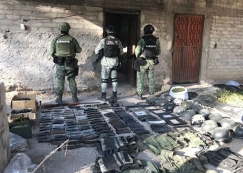 Autoridades federales y estatales aseguran armas, equipo táctico y vehículos en Michoacán