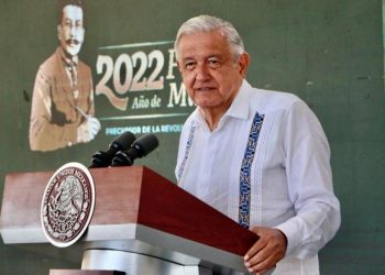 Ejército y Marina vigilarán todos los aeropuertos del país: López Obrador
