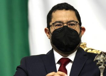 La idea es que los dos programas se plasmen en la constitución local como derechos: Batres  