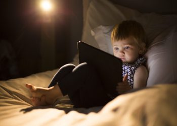 Bebés pasaron mayor tiempo frente a las pantallas pero aprendieron más palabras, durante confinamiento