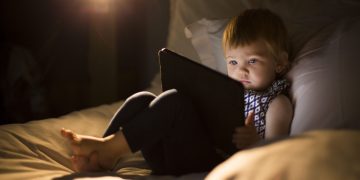 Bebés pasaron mayor tiempo frente a las pantallas pero aprendieron más palabras, durante confinamiento