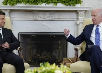 Biden sostiene llamada con Zelenski, promete apoyo internacional para Ucrania