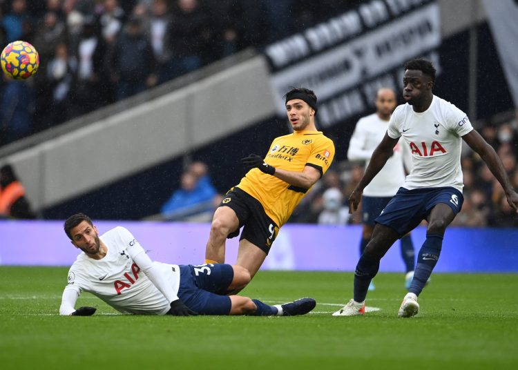 London (United Kingdom), 13/02/2022.- Tottenham's Rodrigo Bentancur (L) and Davinson Sanchez (R) vie for the ball against Wolves's Raul Jimenez (C) during the English Premier League match between Tottenham Hotspur and Wolverhampton Wonderers at the Tottenham Hotspur Stadium, London, Britain, 13 February 2022. (Reino Unido, Londres) EFE/EPA/ANDY RAIN EDITORIAL USE ONLY. No use with unauthorized audio, video, data, fixture lists, club/league logos or 'live' services. Online in-match use limited to 120 images, no video emulation. No use in betting, games or single club/league/player publications.