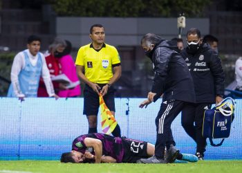 Hirving Lozano presentó una luxación de hombro derecho