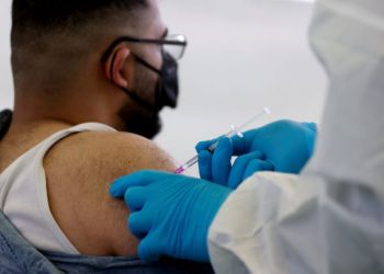 Inmunidad contra COVID dura más en personas recuperadas que vacunadas: Estudio