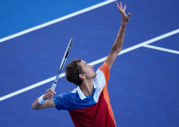 Medvedev vence en dos sets a Nishioka y obtiene boleto para las semifinales