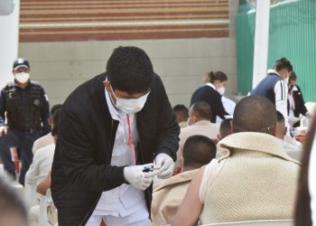 Aplican vacuna de refuerzo a presos en penales mexiquenses