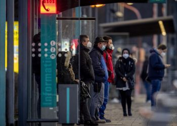 OMS alerta que ómicron se desplaza al este de Europa, con menos vacunados