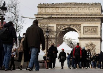 Contagios diarios bajan de la barrera de los 300,000 diarios en Francia