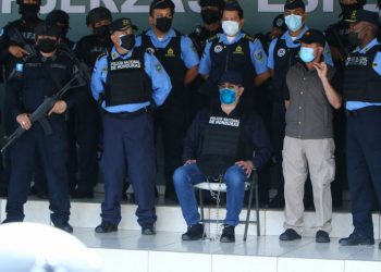 Al expresidente Hernández lo acusan de traficar cocaína a Estados Unidos y recibir sobornos de El Chapo Guzmán: Manzano