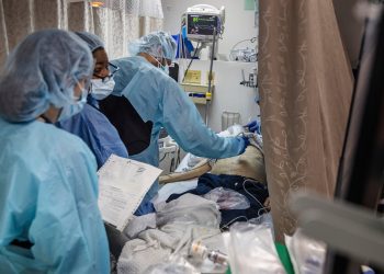 Hospitalizaciones por COVID-19 caen en Nueva York a niveles previos a ómicron