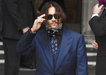 Johnny Depp es condecorado en Serbia