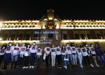 Mujeres atacadas con ácido protestan frente a Palacio Nacional