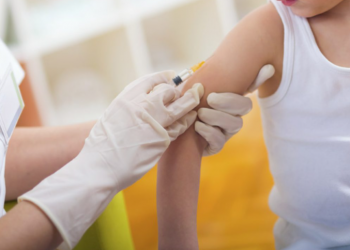 FDA retrasa decisión sobre vacuna Pfizer contra Covid en menores de 5 años