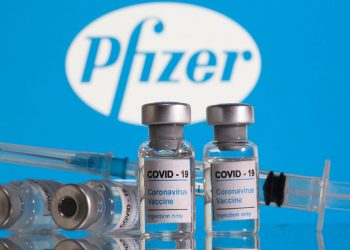 Tres dosis de la vacuna de Pfizer son más eficaces que dos