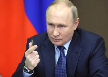 Putin se compromete con Macron a respetar a civiles en Ucrania