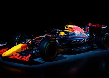 Sergio Pérez y Max Verstappen develan el RB18 con el que correrán en 2022