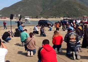 Ante sequía, rezan en la Presa ‘La Boca’, en Nuevo León