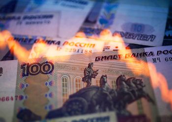 Rusia sufre embestida de sanciones occidentales con caída histórica del rublo