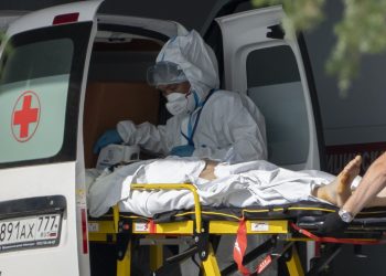 Hospitalizaciones por COVID se duplican en Rusia